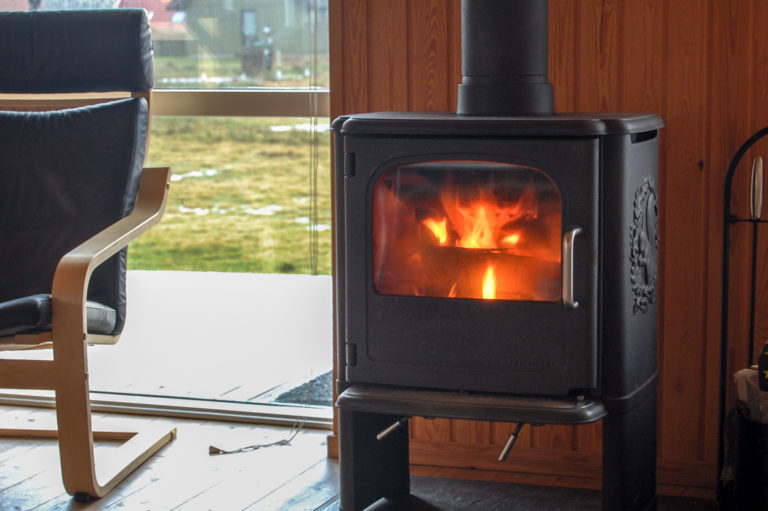 Kaminofen Im Ferienhaus – Kamin Richtig Anzünden Und Pflegen ...