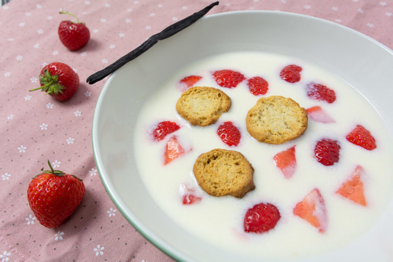 Koldskål – Kaltschale mit Kammerjunkere und Erdbeeren › WeLoveDenmark