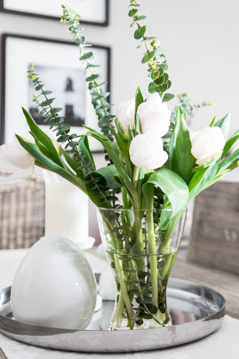 Frühlingsblumen, Tulpen und Eukalyptus. Vase und Tablett: Ikea, Osterei: Depot.